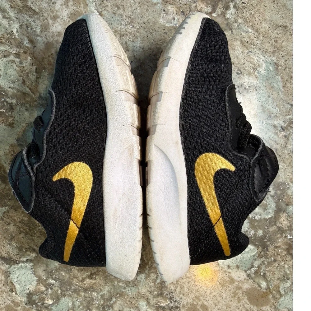 Nike Toddler Run Black Gold Velcro Athletic Shoes Size 5C Sneakers Kicks